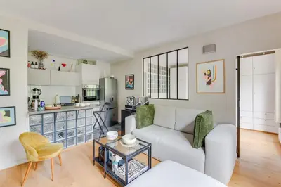 Coin salon dans l'établissement Bel appartement 2 pièces place de la République 75011