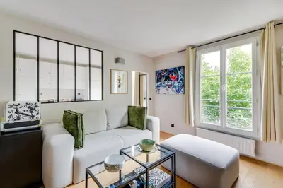 Coin salon dans l'établissement Bel appartement 2 pièces place de la République 75011