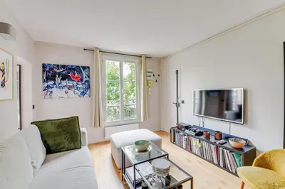 Télévision ou salle de divertissement dans l'établissement Bel appartement 2 pièces place de la République 75011
