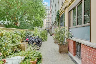 Jardin de l'établissement Bel appartement 2 pièces place de la République 75011