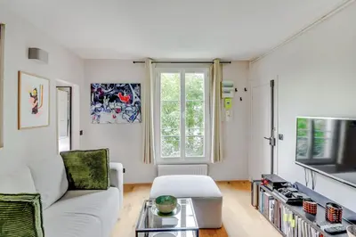 Cuisine ou kitchenette dans l'établissement Bel appartement 2 pièces place de la République 75011