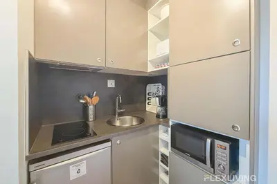 Cuisine ou kitchenette dans l'établissement Flexliving - One bedroom - Houdon