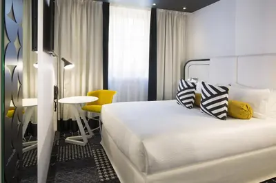 Un ou plusieurs lits dans un hébergement de l'établissement Hotel Ekta Champs Elysées