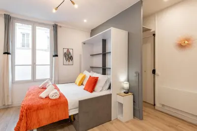 Un ou plusieurs lits dans un hébergement de l'établissement Cozy & Central Fully Equipped Studio 5 min walk to metro, Montparnasse neighbourhood