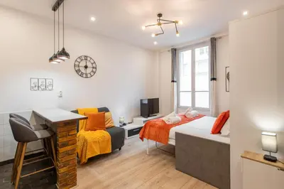 Coin salon dans l'établissement Cozy & Central Fully Equipped Studio 5 min walk to metro, Montparnasse neighbourhood