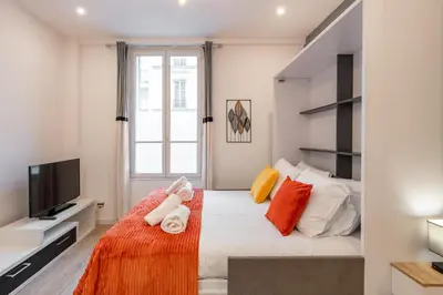 Un ou plusieurs lits dans un hébergement de l'établissement Cozy & Central Fully Equipped Studio 5 min walk to metro, Montparnasse neighbourhood