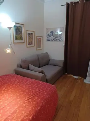Coin salon dans l'établissement Lovely apartment living room and bedroom near Eiffel Tower UNESCO