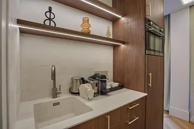 Cuisine ou kitchenette dans l'établissement Apartment Matignon St Honore by Studio Prestige