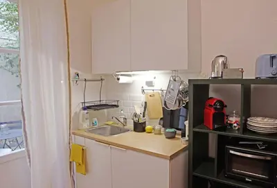 Cuisine ou kitchenette dans l'établissement Chic neighborhood charming courtyard studio 7th