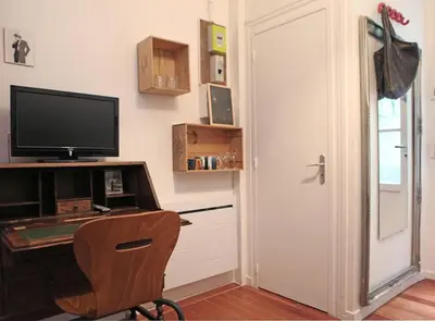 Cuisine ou kitchenette dans l'établissement Chic neighborhood charming courtyard studio 7th