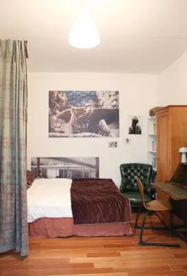 Coin salon dans l'établissement Chic neighborhood charming courtyard studio 7th