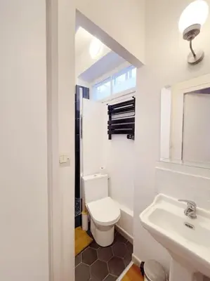 Salle de bains dans l'établissement Chic neighborhood charming courtyard studio 7th