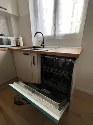 Cuisine ou kitchenette dans l'établissement KB 21 - Metro 7 - AC - Free Parking - 4 pers