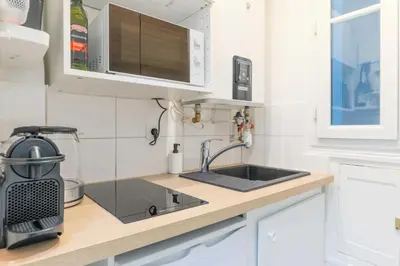 Cuisine ou kitchenette dans l'établissement Beautiful Apartment- 1BR-4P - Sacré-Cœur