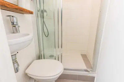 Salle de bains dans l'établissement Beautiful Apartment- 1BR-4P - Sacré-Cœur
