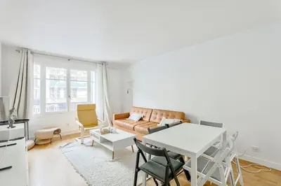 Coin salon dans l'établissement Stunning 2BR Flat near Charonne metro station