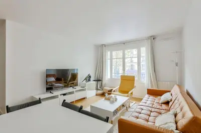 Télévision ou salle de divertissement dans l'établissement Stunning 2BR Flat near Charonne metro station