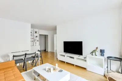 Télévision ou salle de divertissement dans l'établissement Stunning 2BR Flat near Charonne metro station