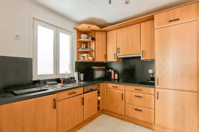 Cuisine ou kitchenette dans l'établissement Stunning 2BR Flat near Charonne metro station