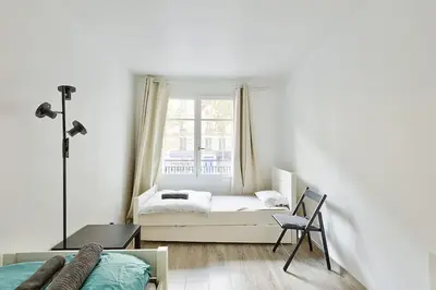 Un ou plusieurs lits dans un hébergement de l'établissement Stunning 2BR Flat near Charonne metro station