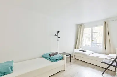 Un ou plusieurs lits dans un hébergement de l'établissement Stunning 2BR Flat near Charonne metro station