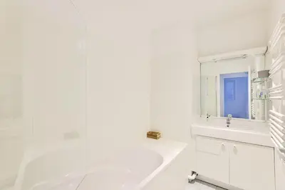 Salle de bains dans l'établissement Stunning 2BR Flat near Charonne metro station