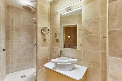 Salle de bains dans l'établissement Terrace apartment Trocadero Eiffel Tower by Studio Prestige