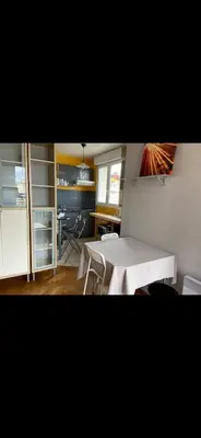 Coin salon dans l'établissement Beau studio avec vue sur Paris