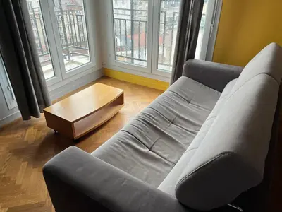 Coin salon dans l'établissement Beau studio avec vue sur Paris
