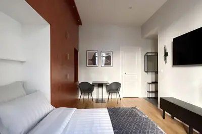 Télévision ou salle de divertissement dans l'établissement Champs-Élysées 5 étoiles appartement