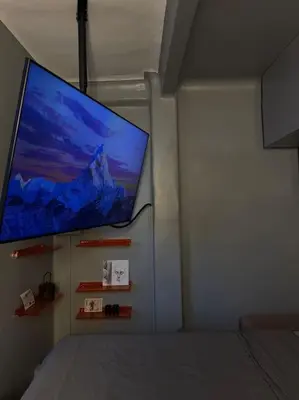 Télévision ou salle de divertissement dans l'établissement Charming Paris Studio Apartment