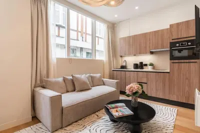 Cuisine ou kitchenette dans l'établissement Splendide appartement de luxe Saint-Germain