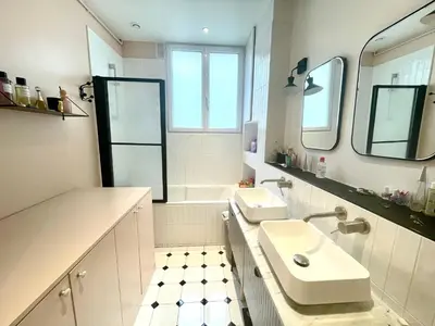 Salle de bains dans l'établissement 3 bedrooms in Montmartre