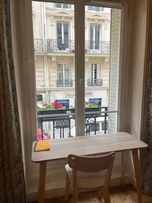 Balcon ou terrasse dans l'établissement Cozy appartement near Opera and Galeries Lafayette Haussmann