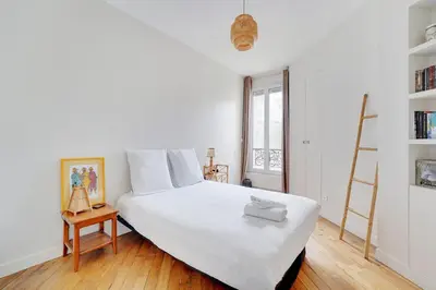 Un ou plusieurs lits dans un hébergement de l'établissement Martyrs Village Montmartre 2 chambres