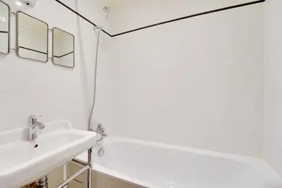 Salle de bains dans l'établissement Martyrs Village Montmartre 2 chambres