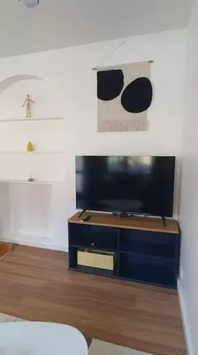 Télévision ou salle de divertissement dans l'établissement Charmant nid au cœur de Paris