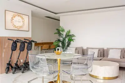 Coin salon dans l'établissement Nice Apartment with amazing view of Paris with private Parking