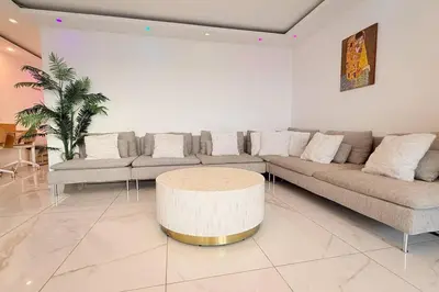 Coin salon dans l'établissement Nice Apartment with amazing view of Paris with private Parking
