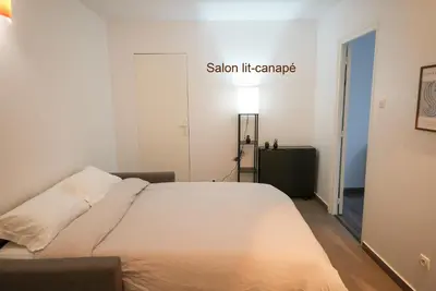 Un ou plusieurs lits dans un hébergement de l'établissement Appartement confortable et lumineux à Belleville