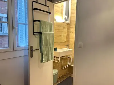 Salle de bains dans l'établissement Parc Montsouris - Longue durée