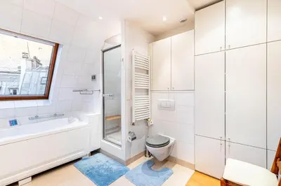 Salle de bains dans l'établissement GuestReady - Spacious Comfort in the 8th