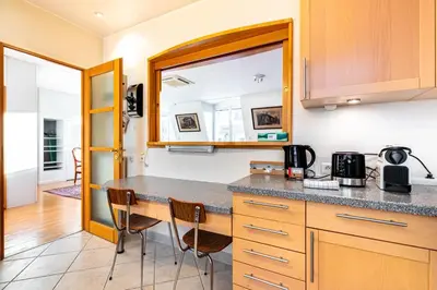 Cuisine ou kitchenette dans l'établissement GuestReady - Spacious Comfort in the 8th