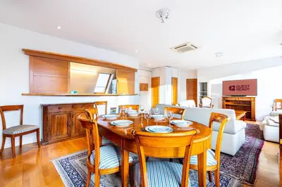 Cuisine ou kitchenette dans l'établissement GuestReady - Spacious Comfort in the 8th