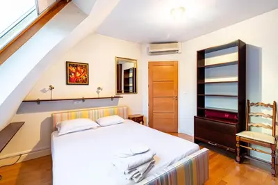 Un ou plusieurs lits dans un hébergement de l'établissement GuestReady - Spacious Comfort in the 8th