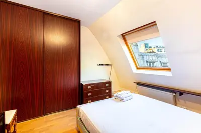 Un ou plusieurs lits dans un hébergement de l'établissement GuestReady - Spacious Comfort in the 8th