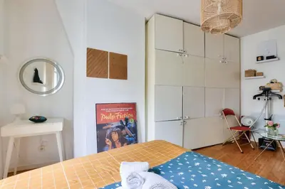 Un ou plusieurs lits dans un hébergement de l'établissement Lovely 1 BR Flat near Colonel Fabien metro station