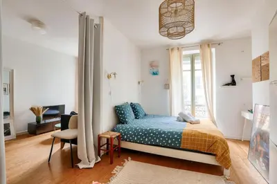 Un ou plusieurs lits dans un hébergement de l'établissement Lovely 1 BR Flat near Colonel Fabien metro station