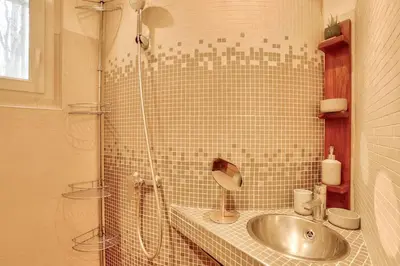 Salle de bains dans l'établissement Lovely 1 BR Flat near Colonel Fabien metro station