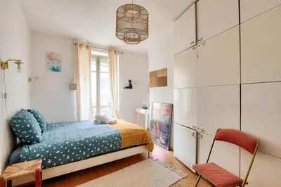 Un ou plusieurs lits dans un hébergement de l'établissement Lovely 1 BR Flat near Colonel Fabien metro station